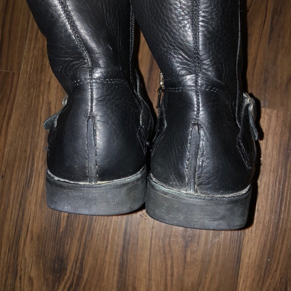 UGGS Pebbled Black leather ankle boots w/belts - Picture 7 of 8